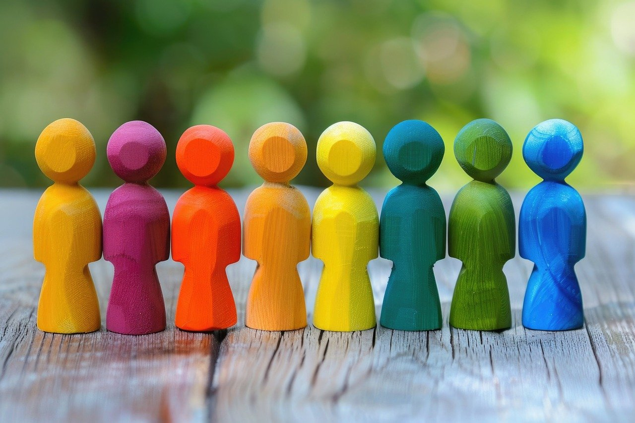 bunte Holzfiguren symbolisieren Soziales Miteinander